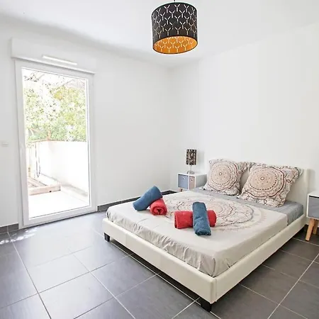 Le P'tit Rimbaud, 6 Pers, Parking Prive, Jardin,wifi Apartment *